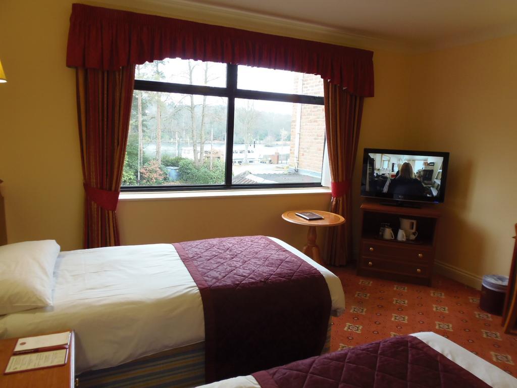 Lakeside Continental Hotel Камбърли Екстериор снимка