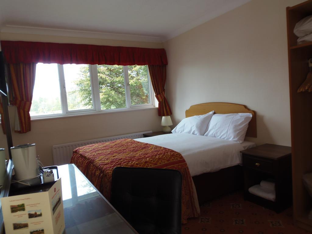 Lakeside Continental Hotel Камбърли Екстериор снимка