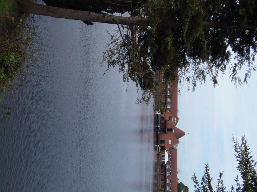 Lakeside Continental Hotel Камбърли Екстериор снимка