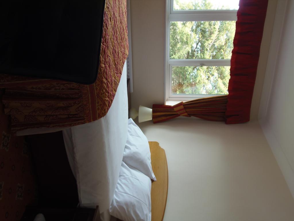 Lakeside Continental Hotel Камбърли Екстериор снимка