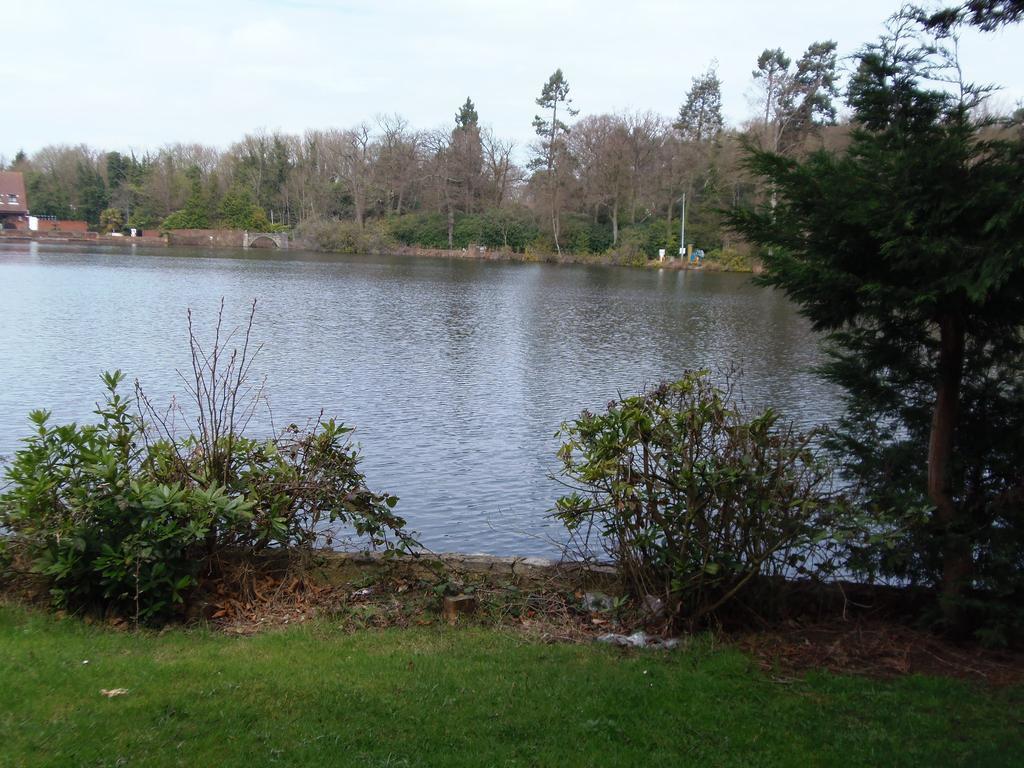 Lakeside Continental Hotel Камбърли Екстериор снимка