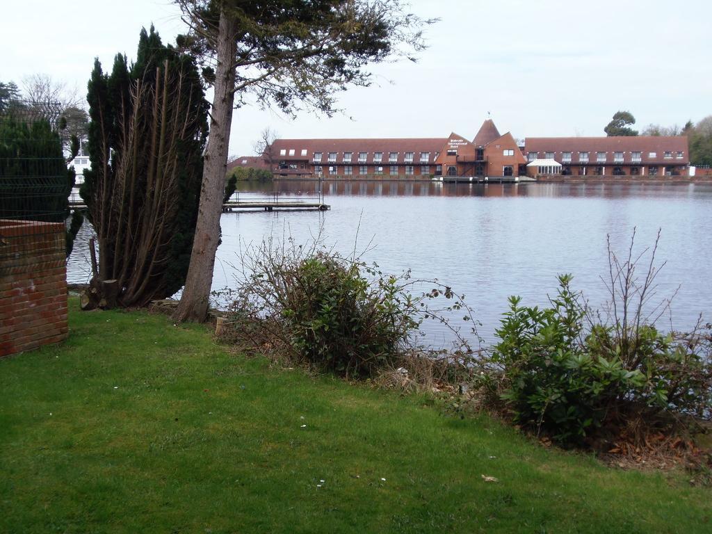 Lakeside Continental Hotel Камбърли Екстериор снимка