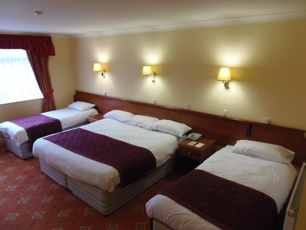Lakeside Continental Hotel Камбърли Екстериор снимка