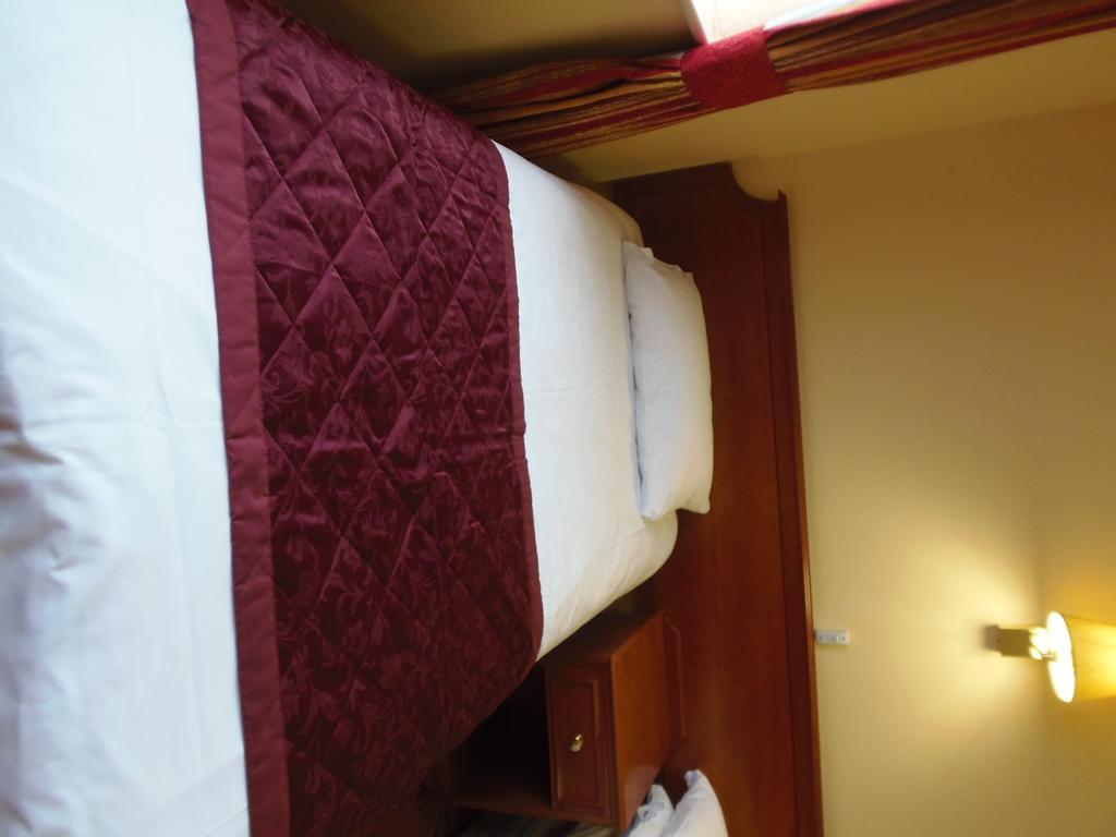 Lakeside Continental Hotel Камбърли Екстериор снимка