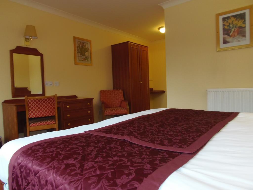 Lakeside Continental Hotel Камбърли Екстериор снимка