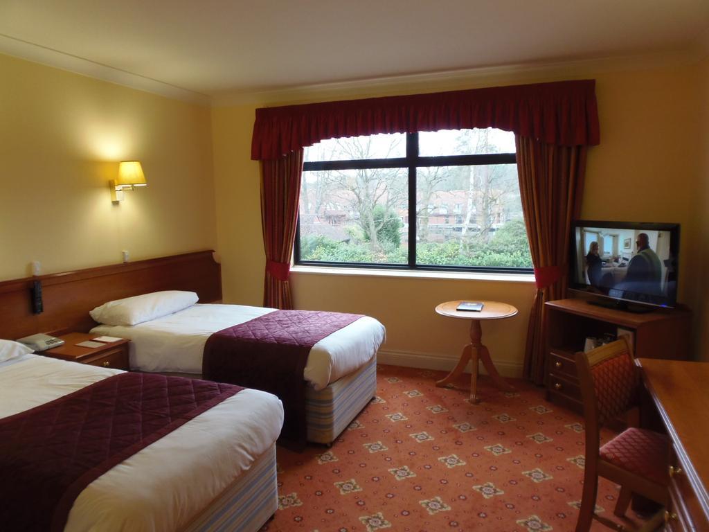 Lakeside Continental Hotel Камбърли Екстериор снимка